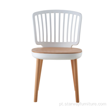 cadeira traseira de plástico com perna de madeira e assento